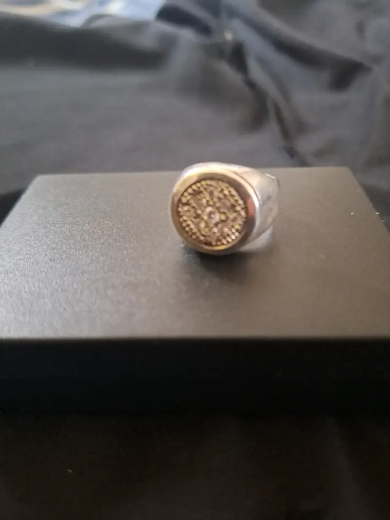 Anillo de plata con diseño de piedras - 3