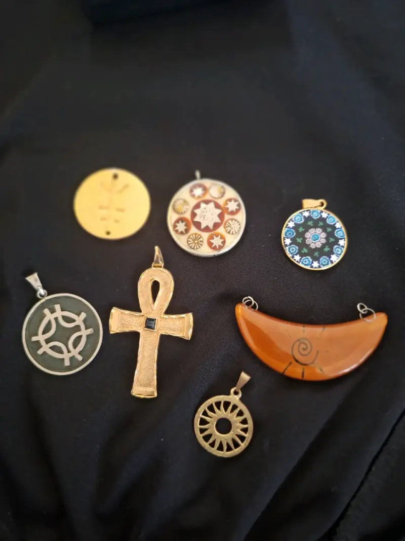 Conjunto de colgantes artesanales variados