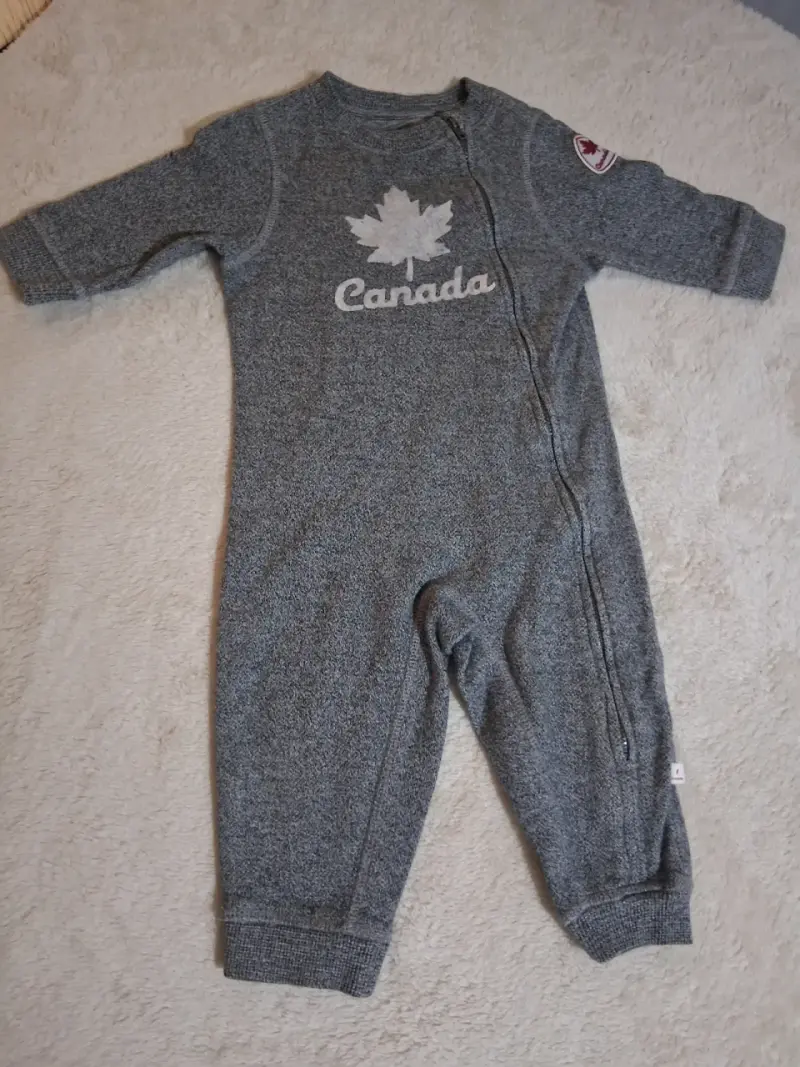 Enterito de bebé gris con diseño de Canadá - 1