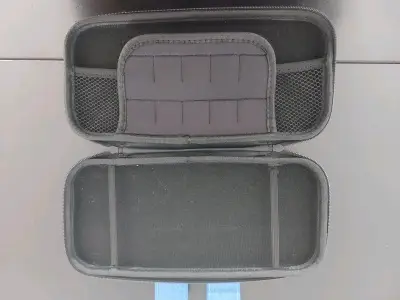 Estuche rígido para consola portátil rojo y azul - miniatura 2