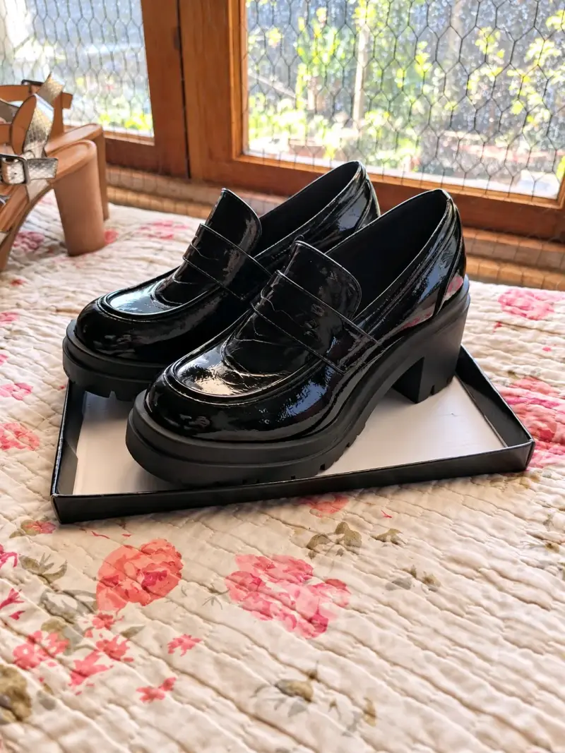 Mocasines de charol negro con tacón grueso