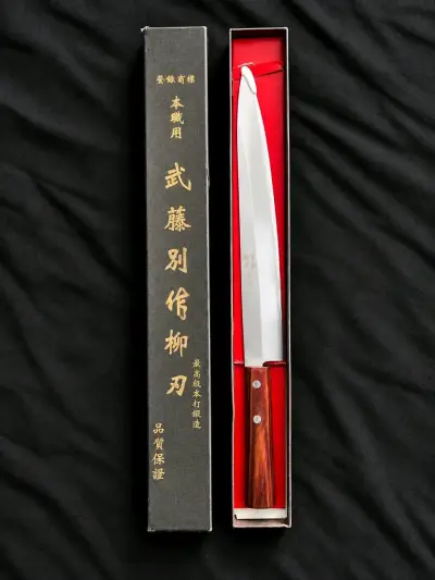 Cuchillo yanagiba con mango de madera - miniatura 1