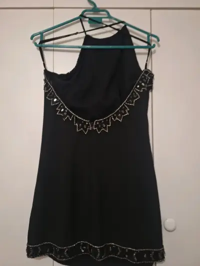 Vestido negro con detalles de encaje y pedrería - miniatura 1