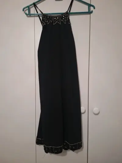 Vestido negro con detalles de encaje y pedrería - miniatura 2