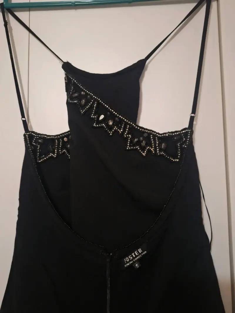Vestido negro con detalles de encaje y pedrería - 3