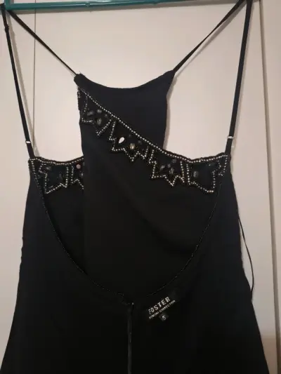 Vestido negro con detalles de encaje y pedrería - miniatura 3
