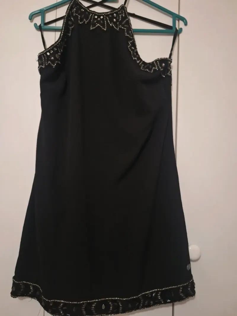 Vestido negro con detalles de encaje y pedrería - 4