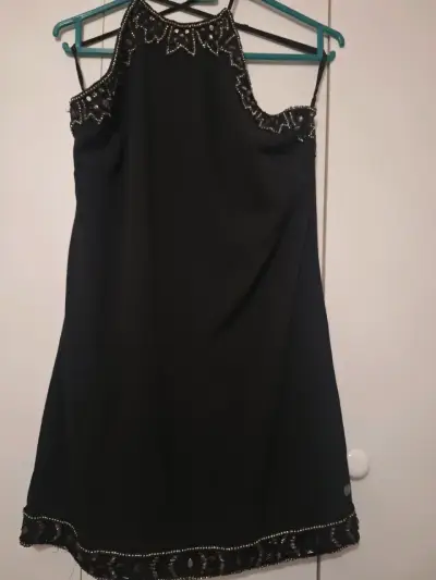 Vestido negro con detalles de encaje y pedrería - miniatura 4