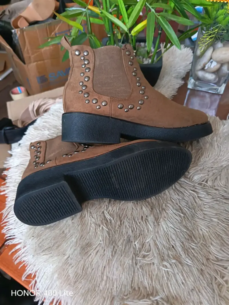 Botines de gamuza marrón con tachas - 1