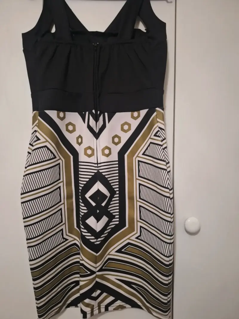 Vestido ajustado con diseño geométrico - 3