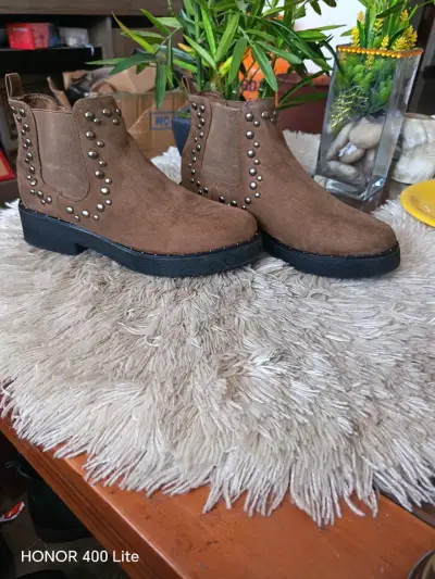 Botines de gamuza marrón con tachas - miniatura 2