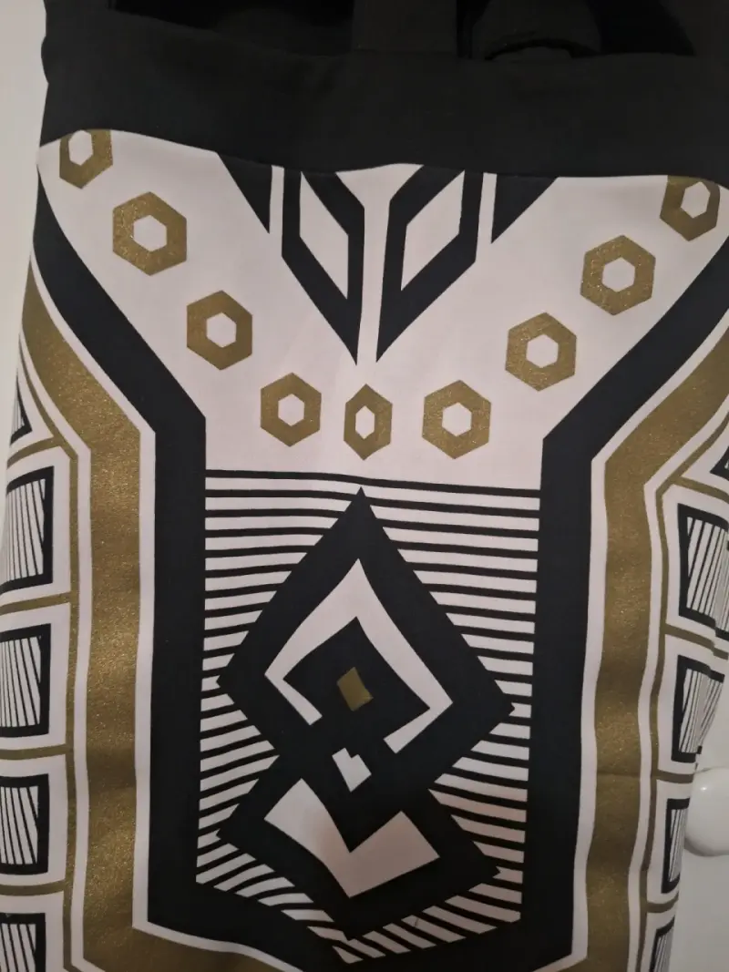 Vestido ajustado con diseño geométrico - 5