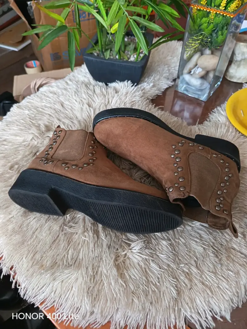 Botines de gamuza marrón con tachas - 3