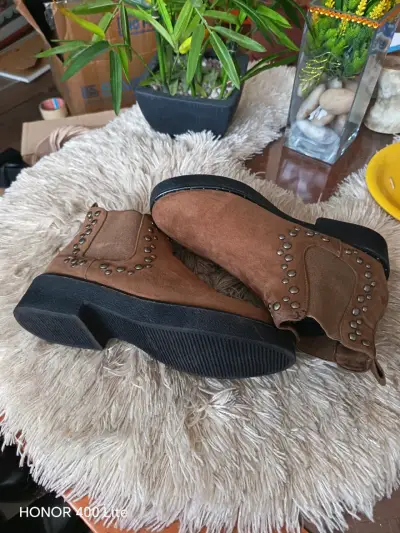 Botines de gamuza marrón con tachas - miniatura 3