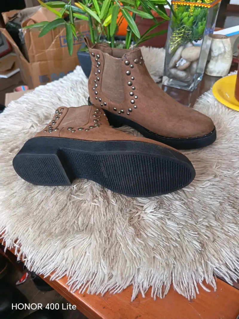 Botines de gamuza marrón con tachas - 4