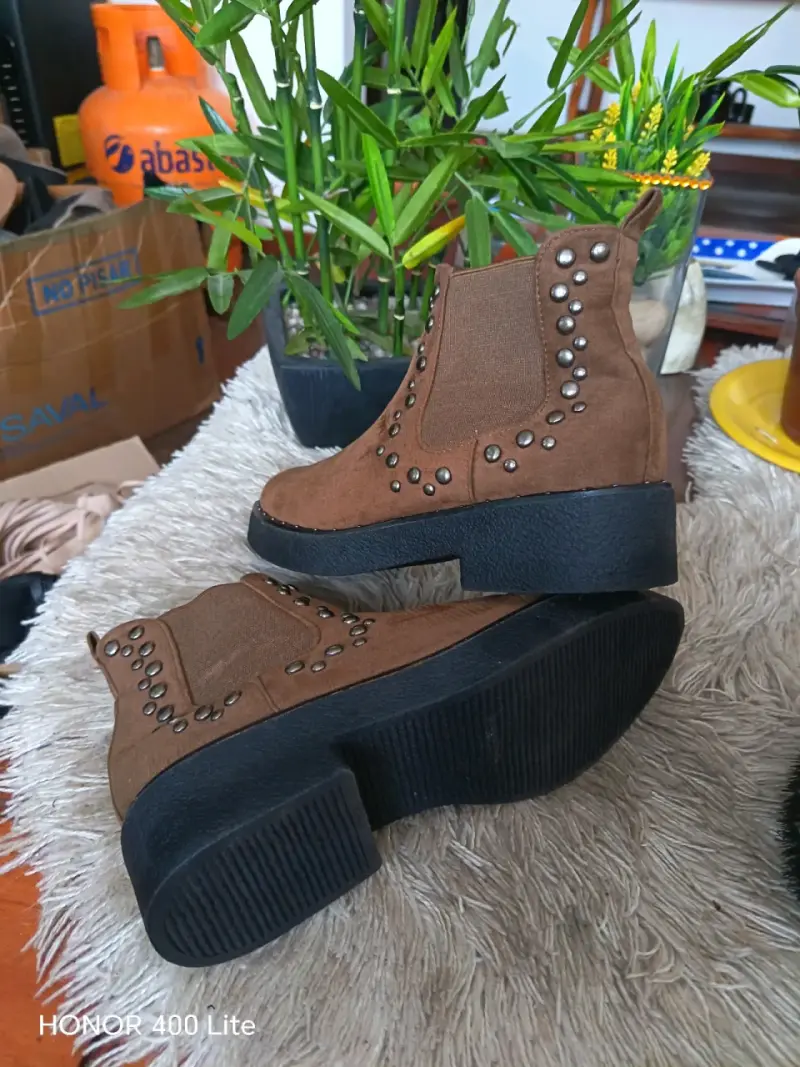 Botines de gamuza marrón con tachas - 5