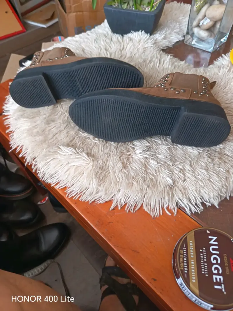 Botines de gamuza marrón con tachas - 6