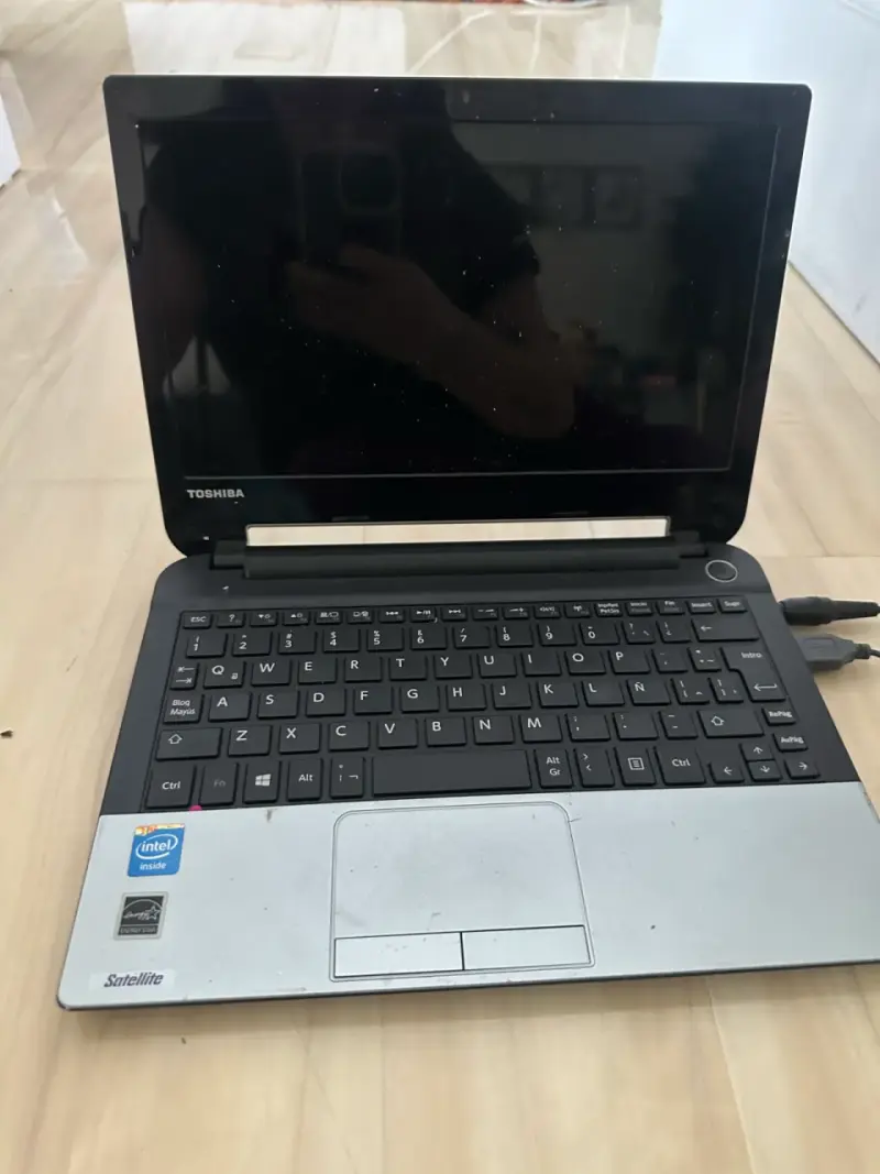 Notebook Toshiba Satellite — Funciona | Con cargad - 1
