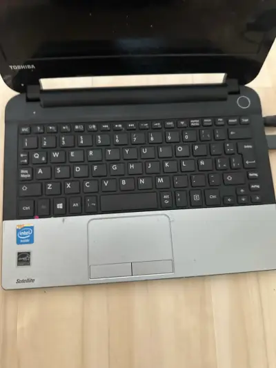 Notebook Toshiba Satellite — Funciona | Con cargad - miniatura 2
