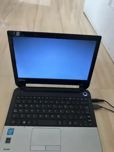 Notebook Toshiba Satellite — Funciona | Con cargad - miniatura 4