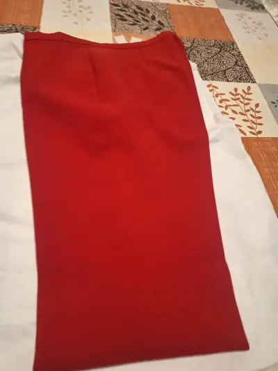 Falda lápiz roja elegante para mujer - miniatura 2