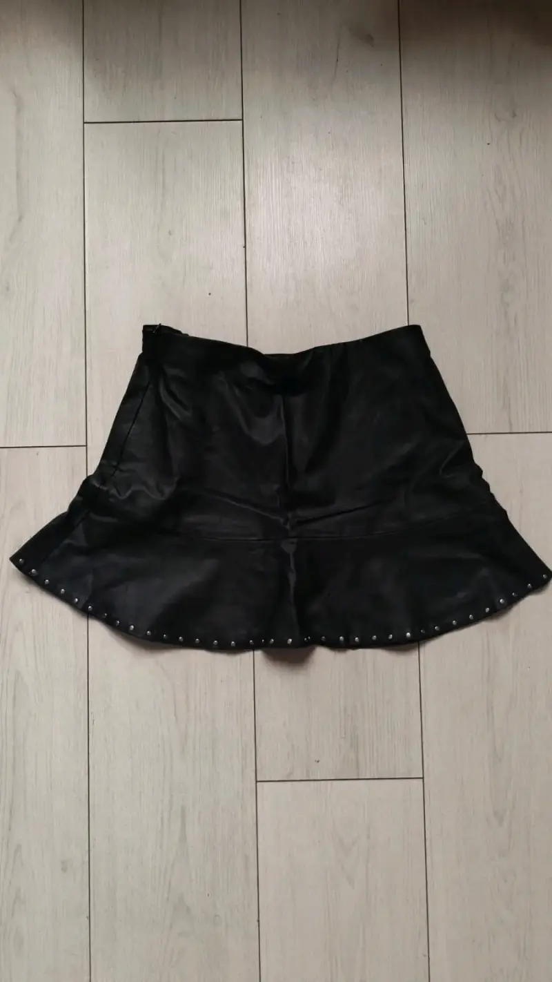 Falda corta negra con tachas