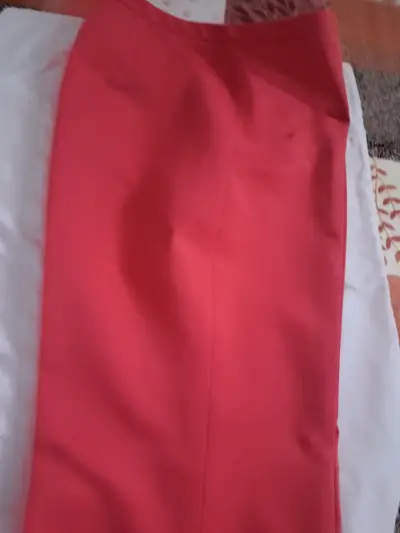 Falda lápiz roja elegante para mujer - miniatura 1
