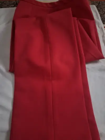 Falda lápiz roja elegante para mujer - miniatura 2