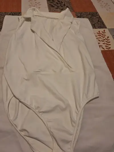 Body blanco sin mangas para mujer - miniatura 2
