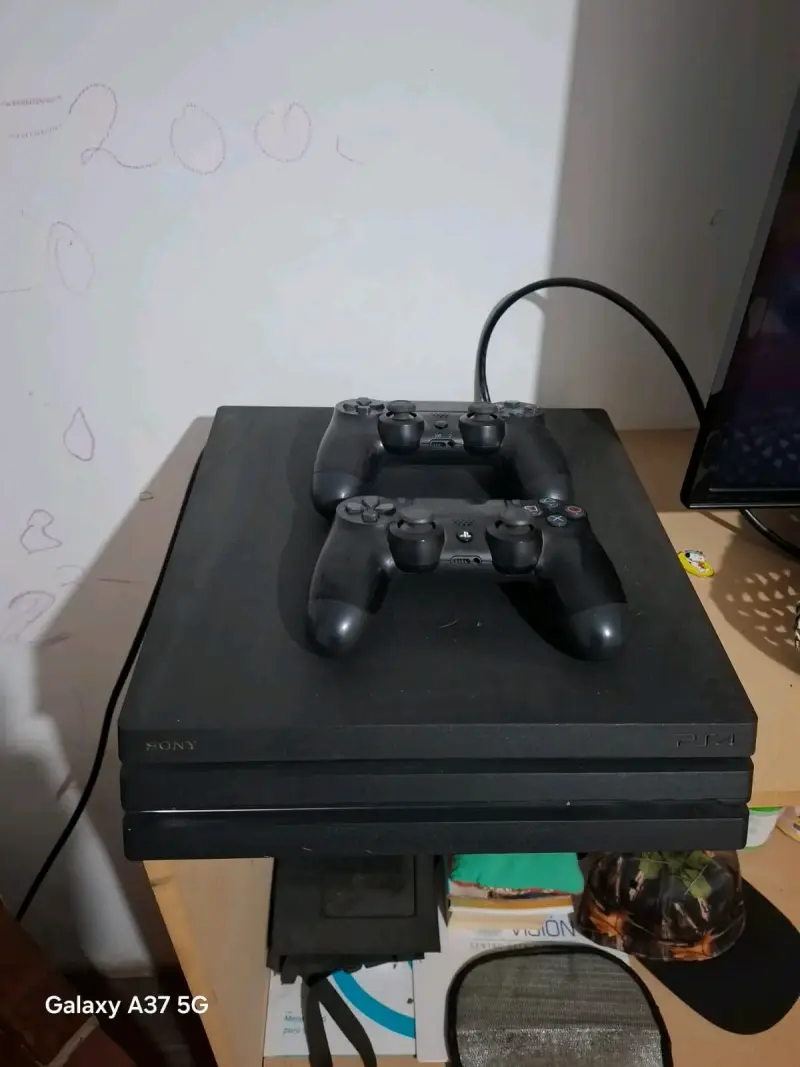 Consola Sony PS4 con dos controles