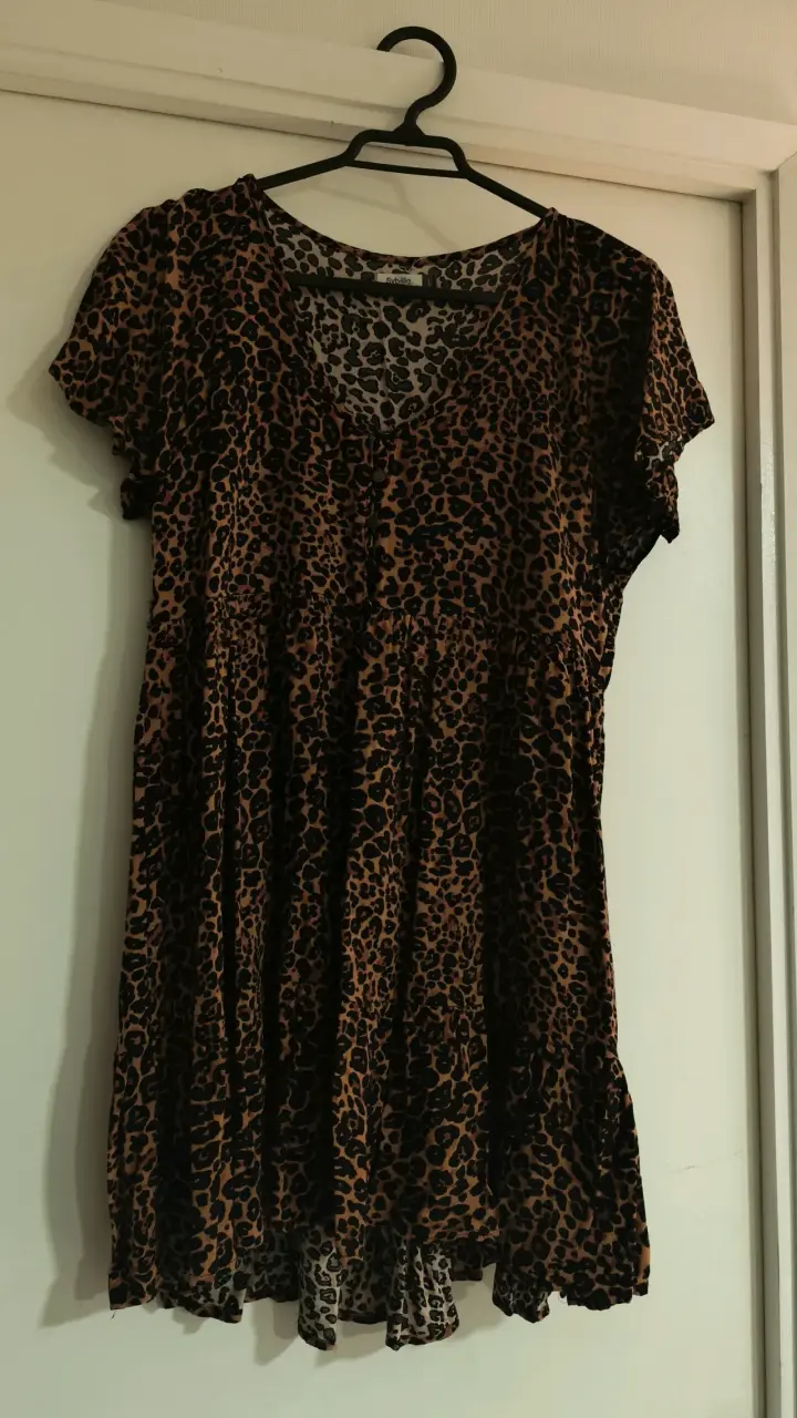 Vestido corto animal print estilo casual