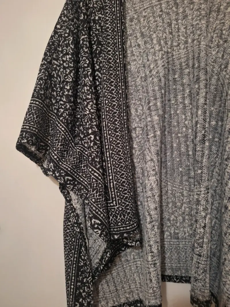 Kimono negro y blanco Soy Feliz - 1