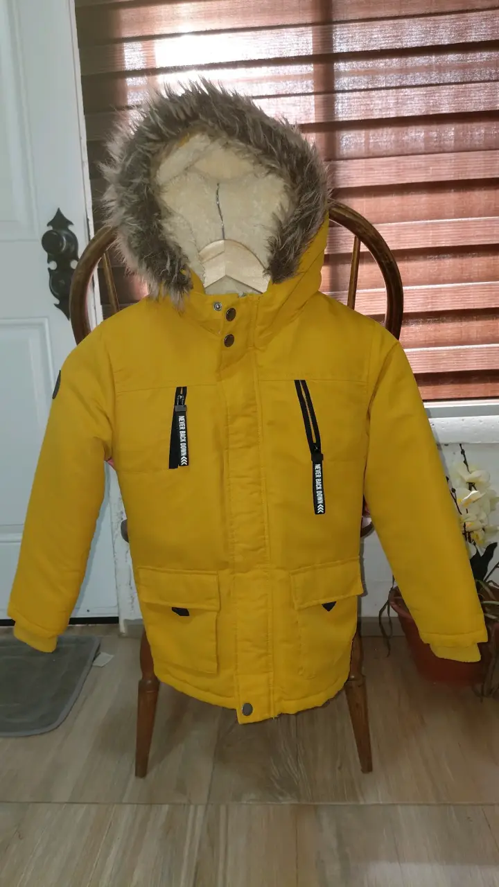 Chaqueta amarilla para niño con capucha de piel sintética
