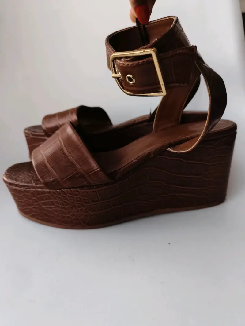 Sandalias de plataforma marrón con hebilla