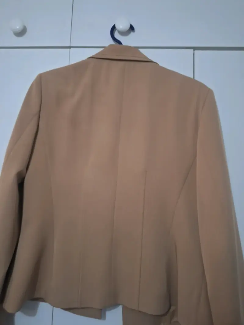 Blazer beige elegante para mujer marca IO - 2