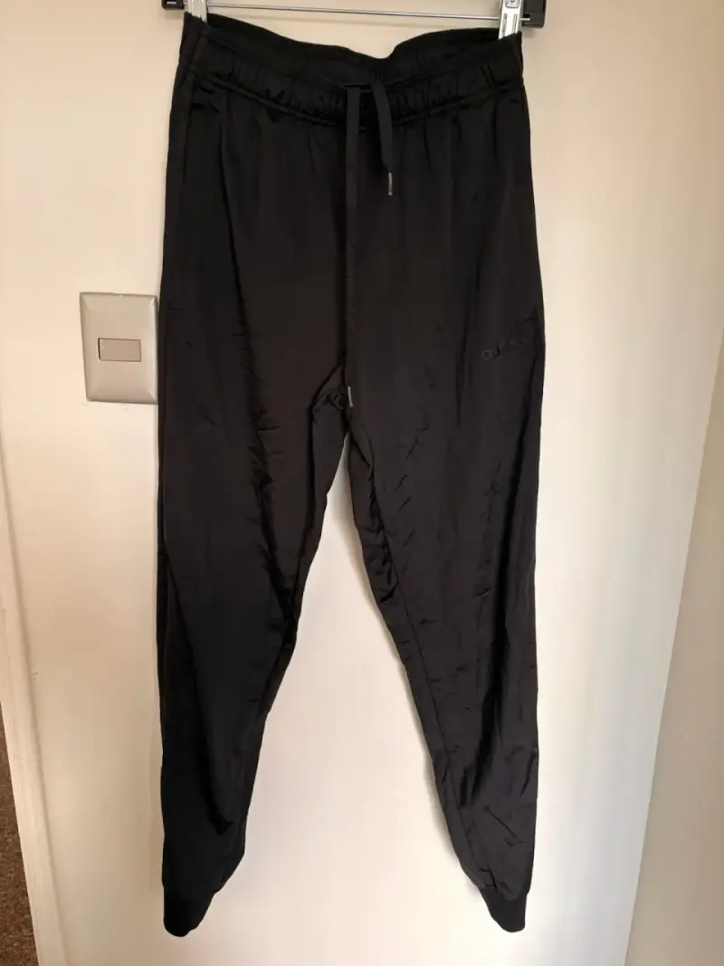 Pantalones deportivos negros Adidas talla M - 1