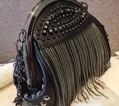 Cartera negra con flecos y tachuelas. - miniatura 1