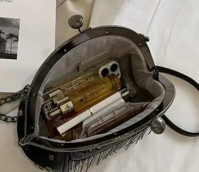 Cartera negra con flecos y tachuelas. - miniatura 2