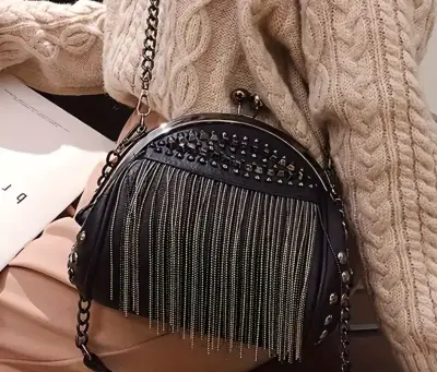 Cartera negra con flecos y tachuelas. - miniatura 3
