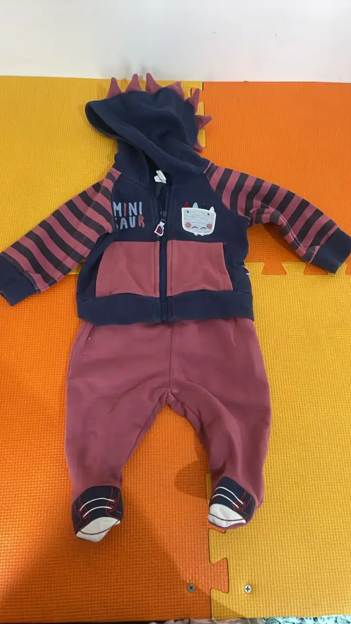 Conjunto de bebé dinosaurio azul y rosado - 1