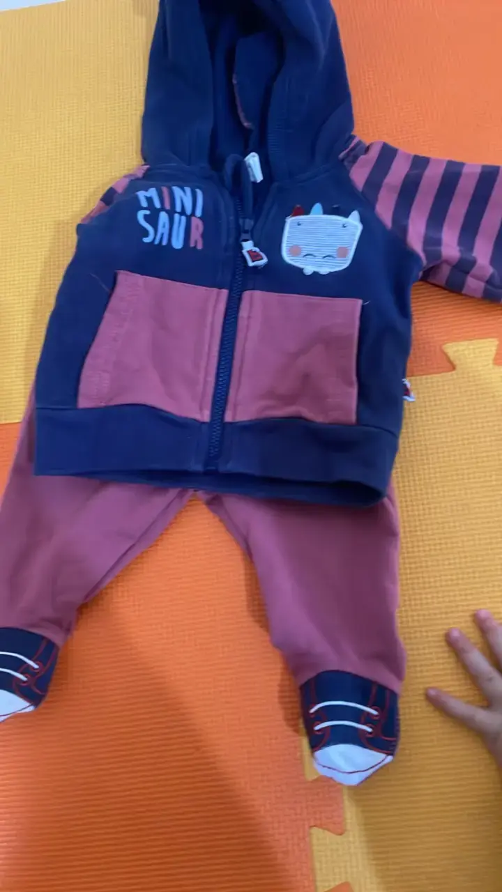 Conjunto de bebé dinosaurio azul y rosado - 4