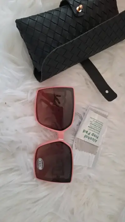 Gafas de sol cuadradas rosas con estuche - miniatura 1