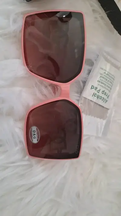 Gafas de sol cuadradas rosas con estuche - miniatura 2