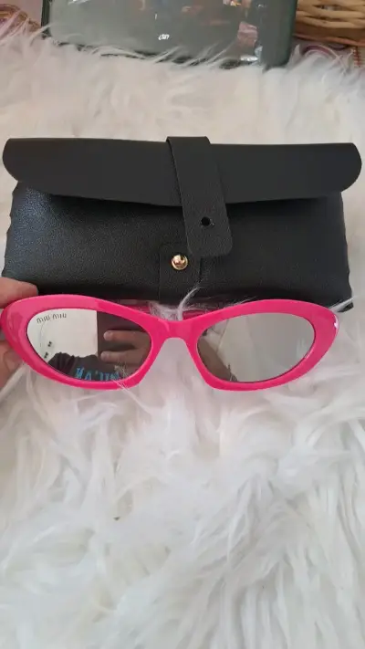 Gafas de sol Miu Miu rosas con estuche - miniatura 2