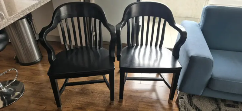 Par de sillas negras de madera con respaldo curvo - 1