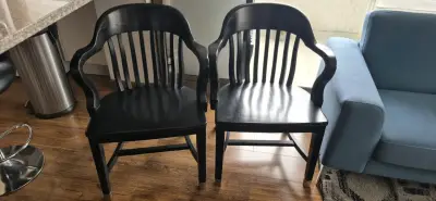 Par de sillas negras de madera con respaldo curvo - miniatura 1