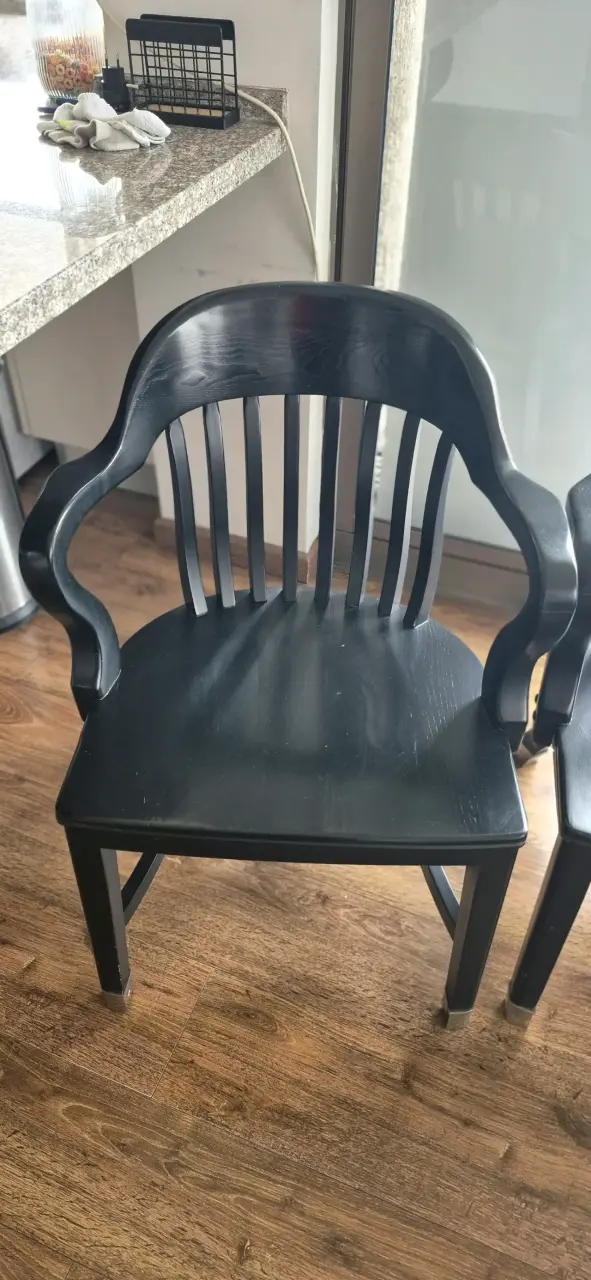Par de sillas negras de madera con respaldo curvo - 2