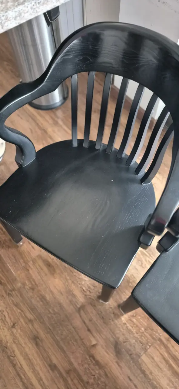 Par de sillas negras de madera con respaldo curvo - 3