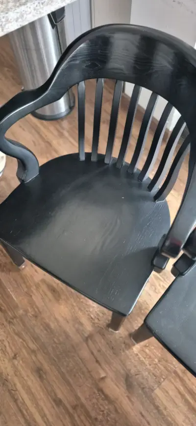 Par de sillas negras de madera con respaldo curvo - miniatura 3