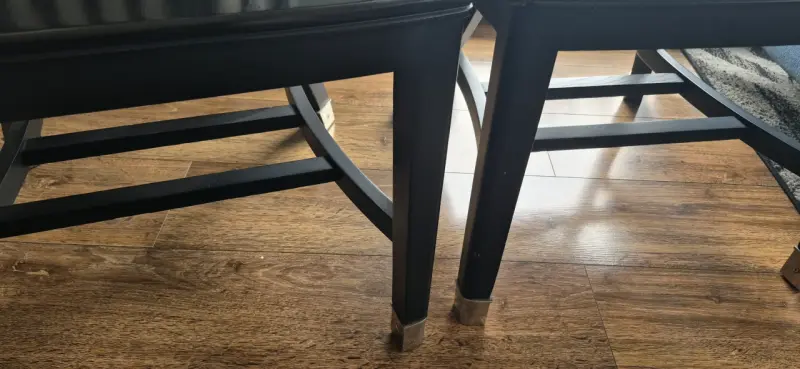 Par de sillas negras de madera con respaldo curvo - 5